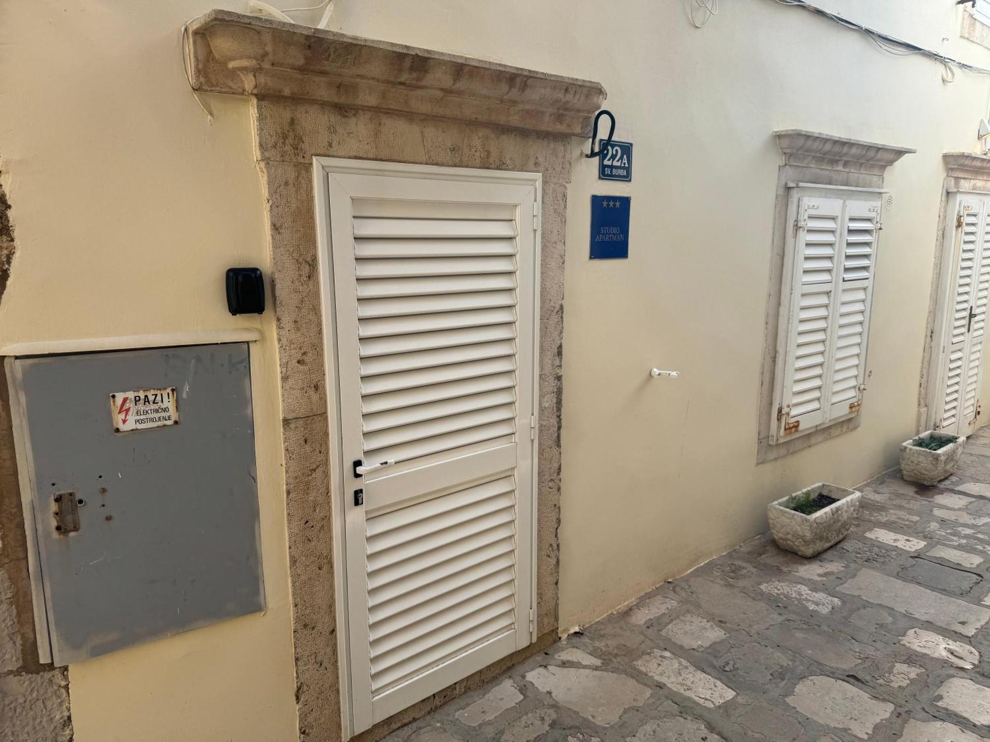 Apartment Old By The Sea, Jazz